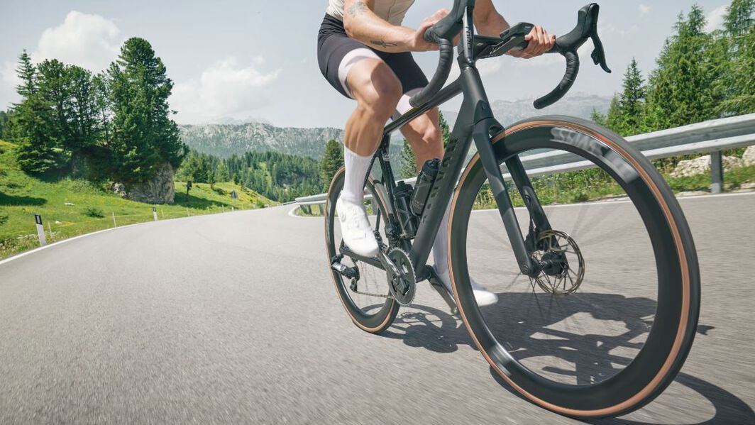 Handlebars and brakes of a road vs city bikes: choose the best for your ride