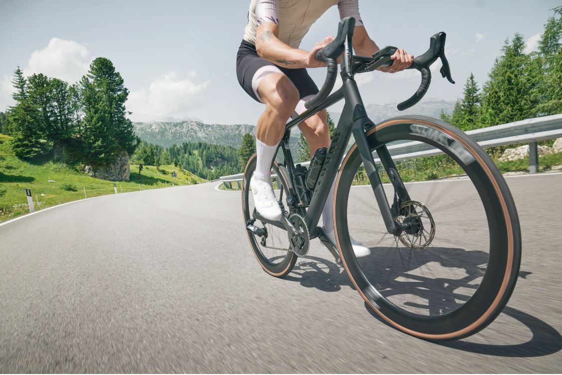 Handlebars and brakes of a road vs city bikes: choose the best for your ride