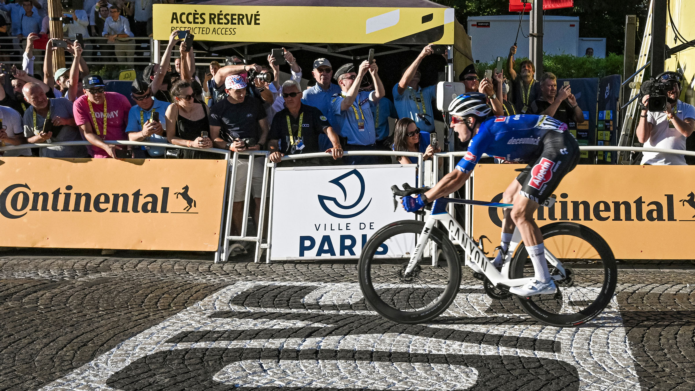 Jasper Philipsen on his Canyon Aeroad