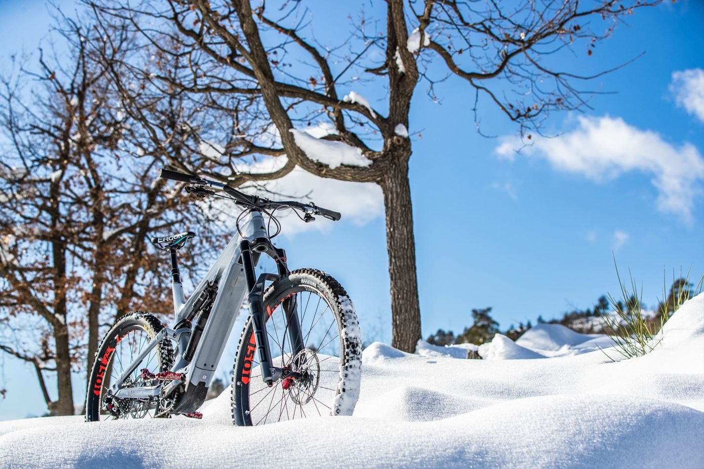 Winter tires, tire pressure, and visibility: Key factors for safe winter cycling